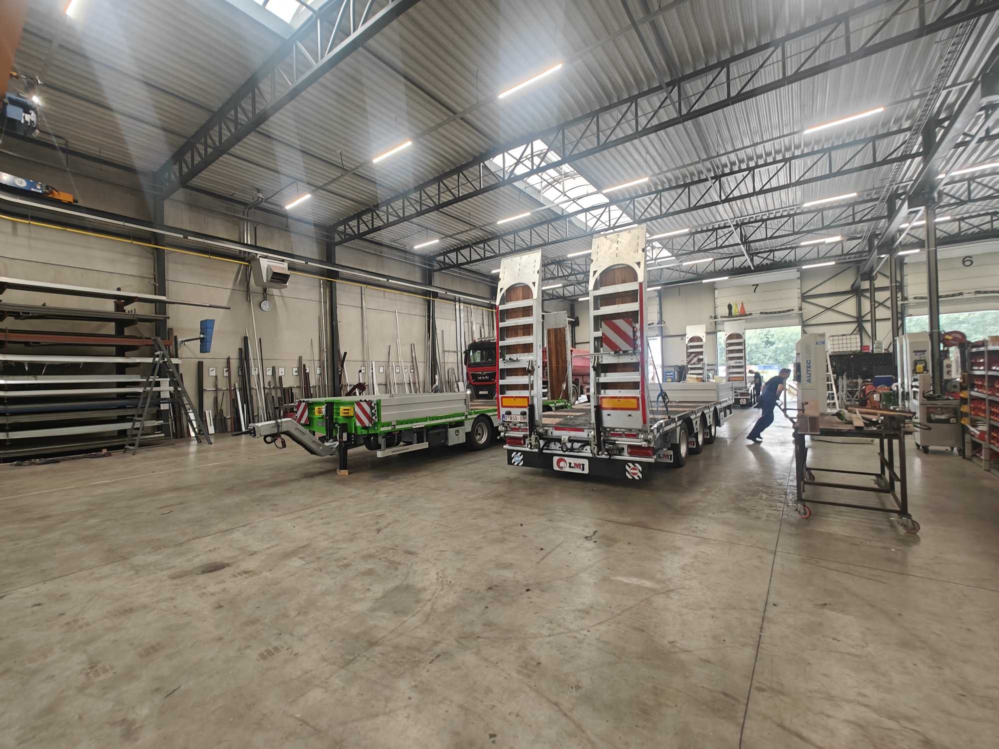 3-assige tridem aanhangwagens en diepladers in de werkplaats van LMJ Construct