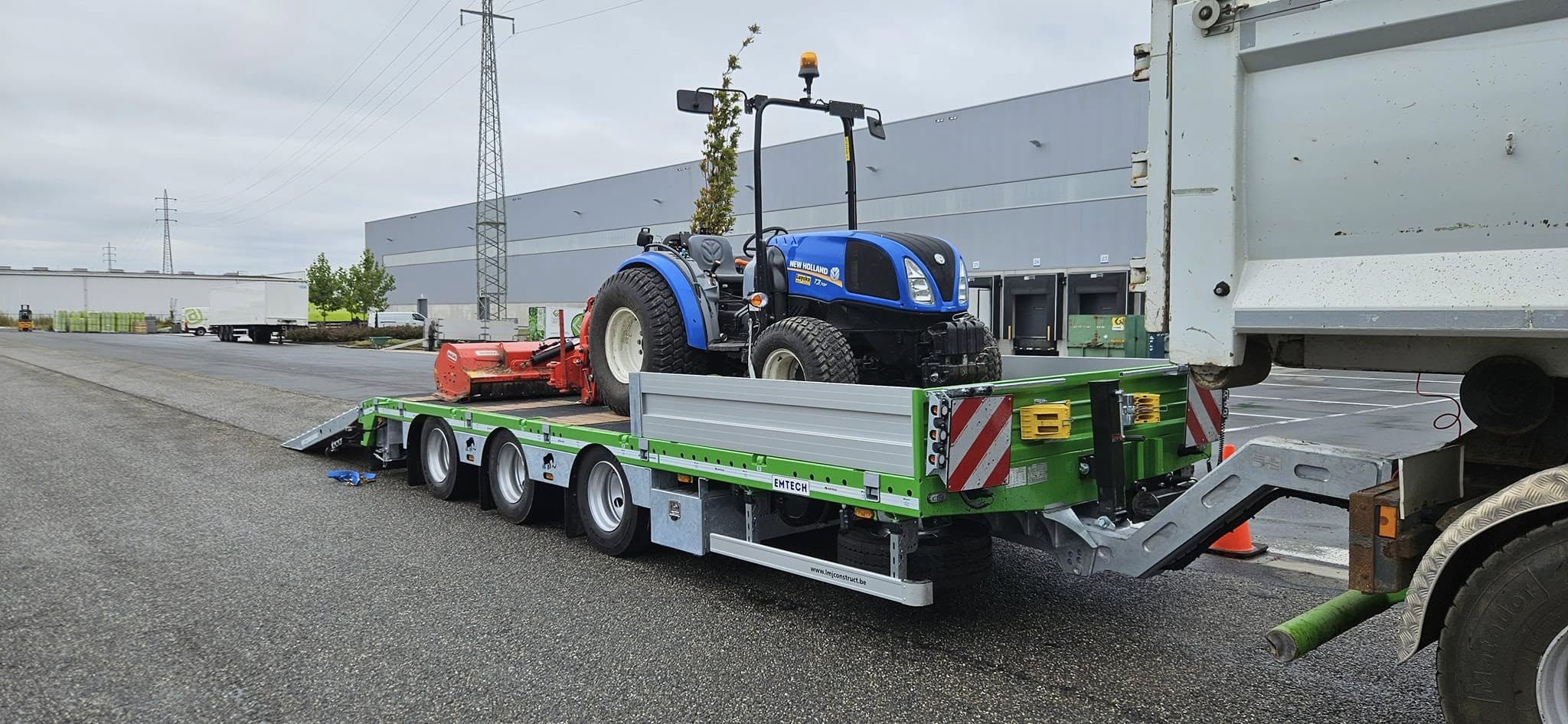 Emtech Tridem Aanhangwagen Met Machine Tijdens Transport