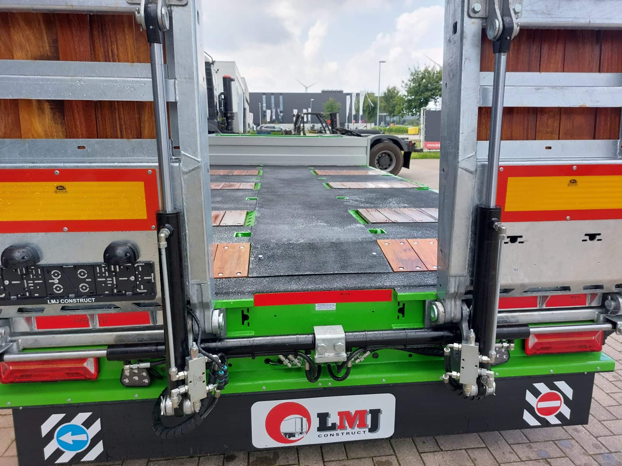 Verstelbare Oprijritten Van 3 Assige Emtech Dieplader Voor Machinetransport