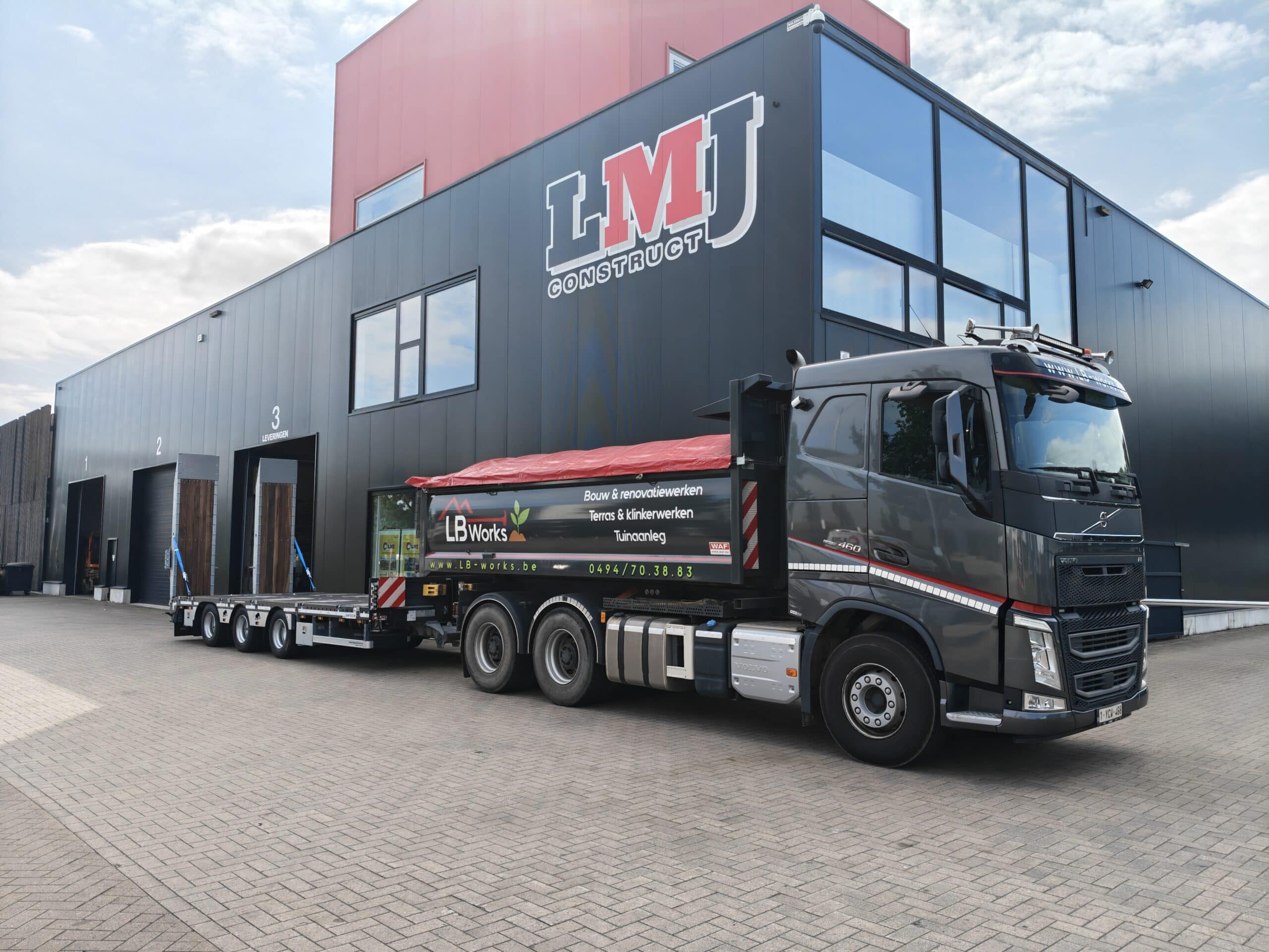 EMTECH Multi-use tridemaanhangwagen 7500 mm met oprijrampen voor LB WORKS, geleverd door LMJ.